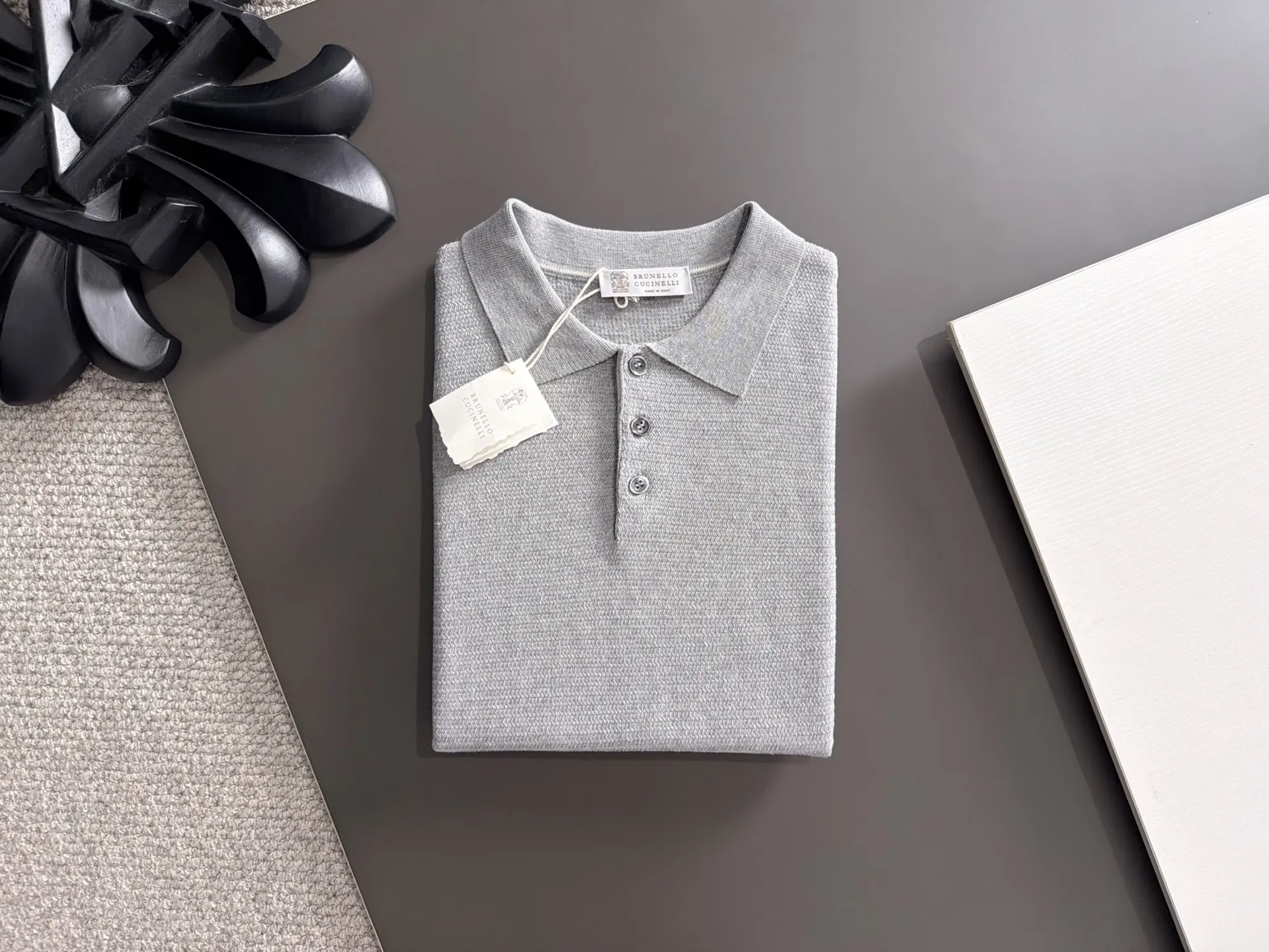Next day shipment BC high quality-Brunello Cucineli 26ss New Arrival men's short-sleeved T-shirt. Like LP, it belongs to the same old-money style top brand. New Arrival is a top-notch brand. New Arrival Original men's casual short-sleeved. Made of combed cotton yarn knitted cotton-like fabric. Exclusive Premium custom-controlled raw materials. It feels substantial when weighed. The upper body is also more textured than ordinary T-shirts. Fashionable Versatile Hot Sale, skin-friendly and comfortable to wear, premium boutique, exquisite workmanship from Factory, great upper body, essential item for men, complete with three standards Sizes M-3XL